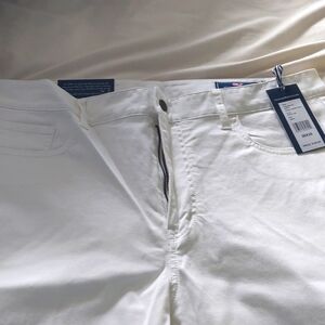 Brand new  Vineyard vines white men's soft jeans, slim fit